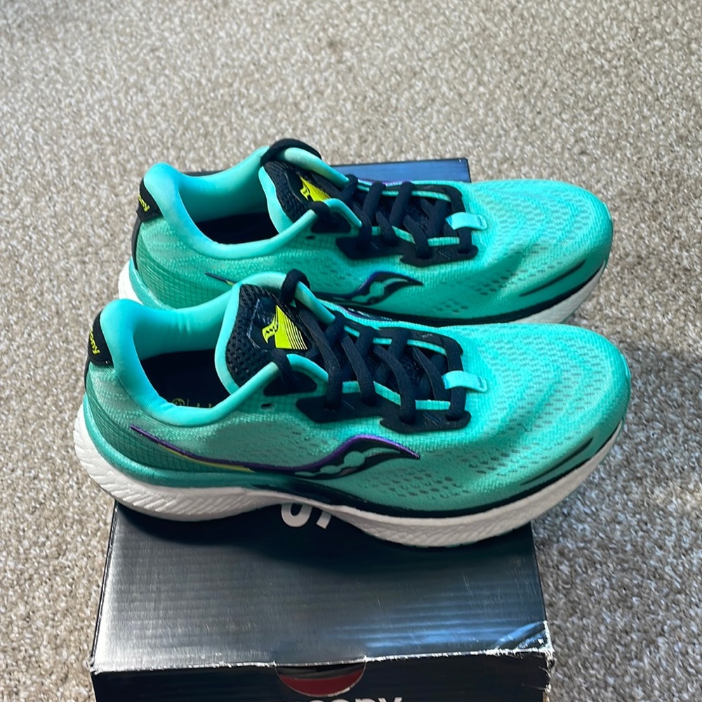 Saucony Triumph 19 SIZE: 7